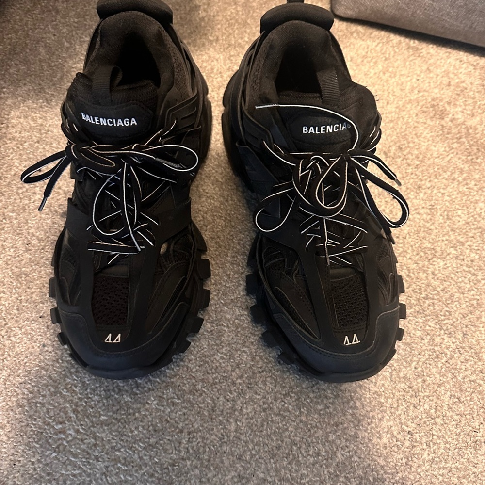 MEN'S TRACK SNEAKER IN BLACK - SIZE 10 - Picture 2 of 2